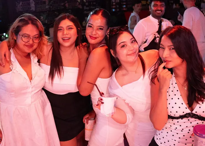 Albergue Nomads Party 18-35 Years Old Only Banguecoque